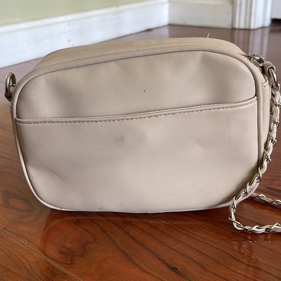 Badgley Mischka Taupe Faux Leather Pearls and Chain Crossbody Strap Purse Bag - Picture 5 of 9